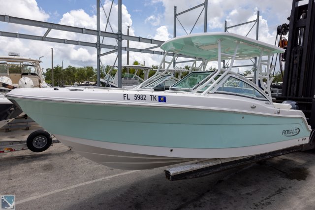 Pre-Owned 2022 Robalo R247 DC for sale